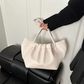 Bolso saco plisado en color crema de piel sintética suave con letras de moda chic - Blanco