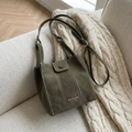 Bolso tipo cubo vintage en ante verde oscuro con costuras blancas y correa ajustable - Verde