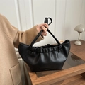 Bolso de mano tipo nube negro fruncido para mujer con textura de cuero plisado elegante - Negro