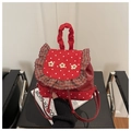 Détail du mini sac à dos rouge à pois avec fleurs 3D et bordure à carreaux plissée - Rouge