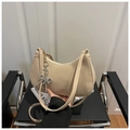 Detailansicht der cremefarbenen Hobo-Bag mit mattem Finish und silbernem Schleifenanhänger - Khaki