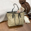 Gesteppte beige Tragetasche mit Marmordruck und schwarzen Ledergriffen für Winter - Khaki