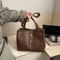 Bolso tote de cuero sintético marrón oscuro con hebilla dorada y bandolera - Marrón