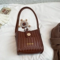 Sac seau tressé marron foncé avec pendentif ours et bandoulière pour look d'hiver - Sans Pendentif / Marron