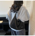 Détail du sac hobo noir mat avec logo blanc et large bandoulière réglable sur l'épaule - Noir