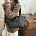 Bolso tipo cubo clásico en piel sintética negra con hebilla dorada y gran capacidad - Negro