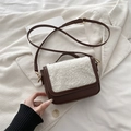 Bolso de hombro de cuero marrón con solapa de vellón blanco y correa ajustable - Marrón