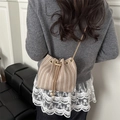 Elegante beige gewebte Beuteltasche mit Perlen-Kordelzug und goldener Kettenriemen - Khaki