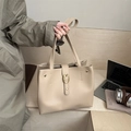 Elegante bolso de hombro beige de cuero sintético con remaches dorados y gran capacidad - Caqui