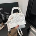 Weiße Muschel-Handtasche mit Stickerei, zwei Griffen und verstellbarem Schultergurt - Weiß