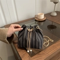 Mini-Eimerbeutel mit Fischgrätenmuster, Perlendetails und goldener Kette für Damen - Schwarz