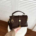 Borsa a tracolla retrò marrone scuro in pelle opaca con fibbia in metallo dorato - Marrone