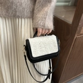 Mini bolso de silla bicolor negro y blanco con solapa de peluche y cierres dorados - Negro
