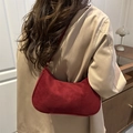 Donkerrode suède baguette tas met halve maan ontwerp gedragen over de schouder - Zonder Hanger / Rood