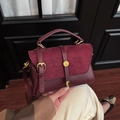 Elegante borsa a tracolla bordeaux con un mix di texture lisce e opache satinate - Borgogna