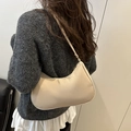 Elegante beige lederen hobo-tas voor dames gedragen met een grijze gebreide trui - Zonder Hanger / Khaki