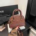 Braune Vintage Muschel-Handtasche mit Kronenstickerei und goldenen Beschlägen - Braun