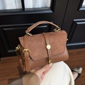 Borsa a tracolla marrone con patta in pelle scamosciata e trama in pelle liscia - Marrone
