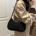 Minimalistische matzwarte hobo-schoudertas gestyled met beige trenchcoat voor dames - Zonder Hanger / Zwart