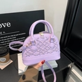 Lavendelfarbene Handtasche mit Stickerei und goldenen Beschlägen für Wintermode - Lila