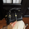 Borsa a tracolla nera minimalista con patta in camoscio opaco e dettagli dorati - Nero