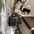 Borsa a mano marrone scuro stampa coccodrillo con fibbia e tracolla sottile - Senza Ciondolo / caffè