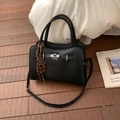Sac à main Kelly noir classique en cuir grainé avec fermoir argenté et ornement tissé - Noir Avec Pendentif Bretzel Boulier