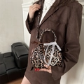 Sac bandoulière tendance à motif léopard avec breloque cerise et nœud en dentelle - Léopard Marron