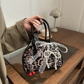 Sac à main rétro léopard avec nœud en dentelle blanche et breloques cerise en perles - Léopard Café
