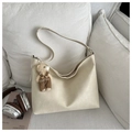 Detalle del bolso tote blanco roto en cuero PU texturizado con colgante de osito - Blanco roto con colgante