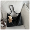 Detalle del bolso hobo negro minimalista con un colgante de oso de peluche suave - Negro Con Colgante