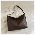 Detail of dark brown tote bag with pleated leather texture and silver metal rings - No Pendant / Brown