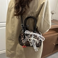 Sac Boston imprimé léopard avec chaîne de perles et breloque cerise sur modèle - Léopard Noir