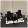 Dettaglio della borsa hobo in tela nera con fibbia in metallo argento e stile estetico Y2K - Nero