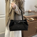 Borsa tote nera minimalista in pelle scamosciata da donna con lunga tracolla a fibbia in pelle - Nero