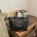 Borsa tote nera in pelle martellata con fibbia dorata e struttura capiente - Nero