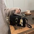 Borsa a mano nera a stampa coccodrillo con chiusura dorata e pendente con nappe - Con Ciondolo / Nero