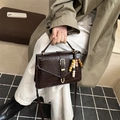 Borsa a mano marrone scuro stampa coccodrillo con perline di legno e tracolla sottile - Con Ciondolo / caffè