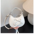 Detalle de mini bolso blanco brillante con lazos mostrado para escala de tamaño - Blanco