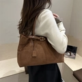 Grande borsa tote marrone in finta pelle scamosciata indossata da una modella per ufficio - Marrone
