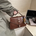 Borsa a mano marrone scuro effetto coccodrillo con ciondolo in perline di legno - Con Ciondolo / Marrone