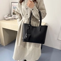 Borsa tote nera minimalista in pelle capiente con pochette coordinata - Nero