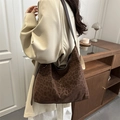 Bruine hobo tas met luipaardprint en schouderband voor dames in een binnenomgeving - Koffie zonder Hanger