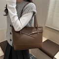 Borsa tote marrone in pelle martellata con gancio dorato e scritte alla moda - caffè