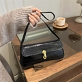 Elegante borsa a spalla nera con motivo a coccodrillo e chiusura a girello dorata - Nero