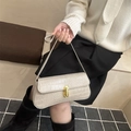 Borsa sottobraccio beige con motivo coccodrillo, chiusura dorata e design retrò squadrato - Bianco