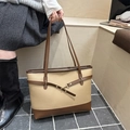 Grande borsa shopper in pelle beige e marrone con fibbia dorata e manici lunghi - Bianco Sporco