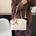 Witte tote bag met krokodillenpatroon, zijden sjaalhandvat en elegant vintage ontwerp - Wit