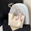 Bolso tote blanco crema con pañuelo de lunares rosa, diseño chic y minimalista - Blanco Roto