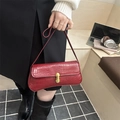 Borsa baguette rossa con trama a coccodrillo, chiusura dorata e tracolla sottile - Rosso